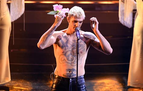 Sanremo arriva Achille Lauro ed è subito show si battezza a torso