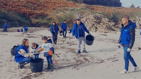 Un total de 80 voluntarios organizados por Afundación recogen 300 kilos