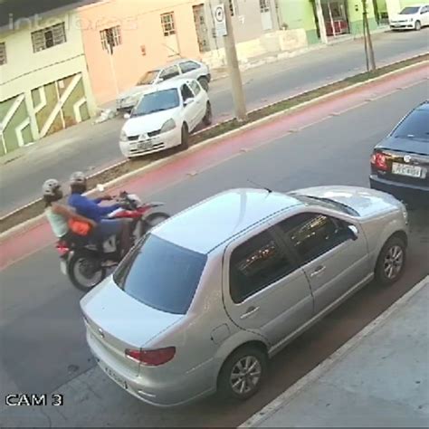 Câmeras flagram carro desgovernado em avenida de ST