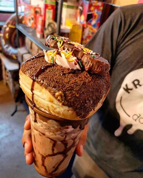 Reposted from krazydonuts Frappé de Bubulubu con dona de choco