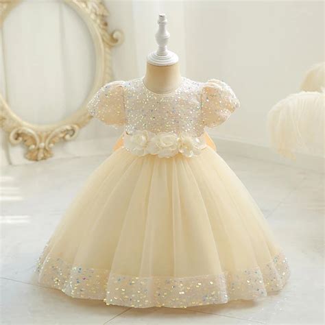 Robe L Gante Fille Une Petite Fille D Un An En Robe Gonfl E Et Robe