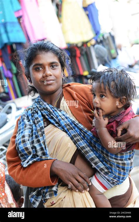 A beggar with her children in Kuppam, Andhra Pradesh, India Stock Photo - Alamy