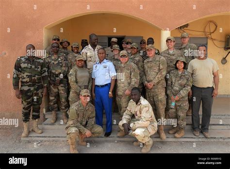 Les membres des Forces Armées Nigeriennes posent avec des aviateurs