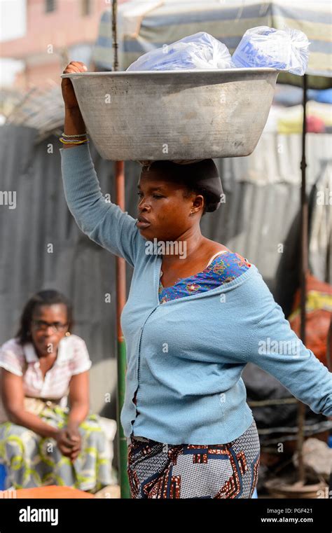 Lom Togo Jan La Mujer Togolesa No Identificado Lleva Una