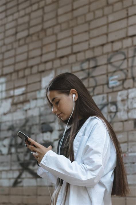 Девушка в наушниках. Фотосессия на улице | Cool photos, Photo, Instagram