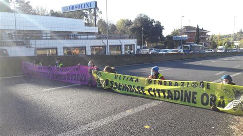 Attivisti Per Il Clima Bloccano Via Aurelia Ieri 8 Denunce Per La