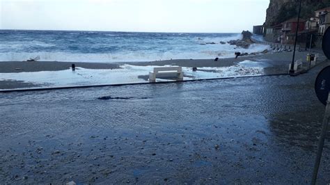 Bufera Di Acqua E Vento Su Reggio Tromba D Aria Sul Porto Di Gioia