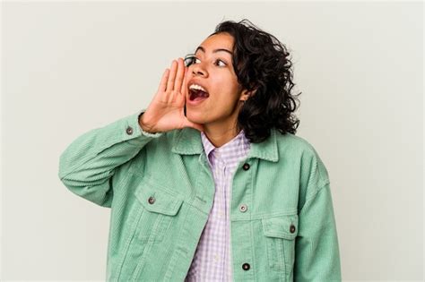 Jovem Mulher Latina Encaracolada Isolada No Fundo Branco Gritando E Segurando A Palma Da M O