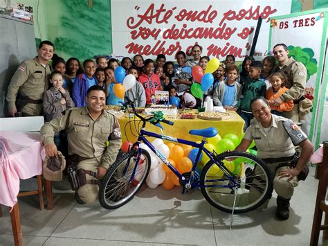 Conquista Menino ganha surpresa da Polícia sua primeira festa de