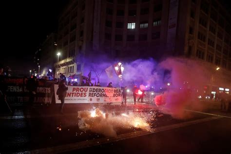 Unas Personas Se Manifiestan En Barcelona Contra La Reforma Laboral