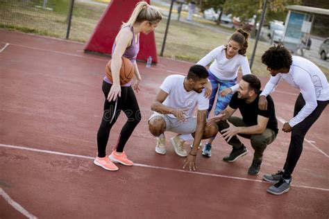 Grupo De Gente Multi Tnica Que Juega A Baloncesto En Corte Foto De