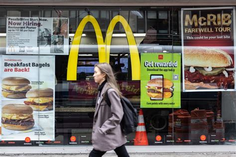 米マクドナルド株下落営業利益率が予想下回る既存店売上高は好調 Bloomberg