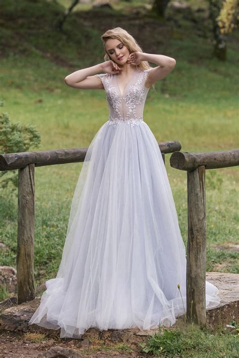 свадебное платье с женственным силуэтом Milva VILINA Сиреневое | Купить ...