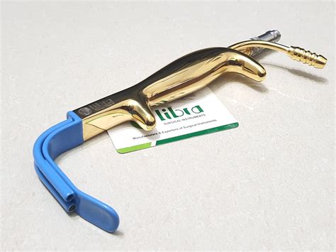 Ferriera Style Retractor Insulated With Fiber Optic Light Guide And