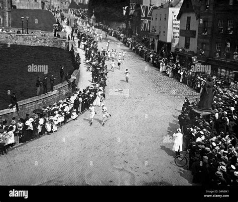 1908 OLYMPIC GAMES: The commencement of the 1908 London Olympics Marathon at Windsor Castle ...