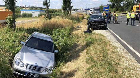 Frontalzusammensto Mehrere Verletzte Bei Unfall Mit Vier Fahrzeugen