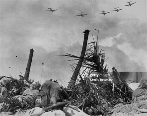 Us Marines Army Soldiers Take Cover During A Battle In Roi Namur