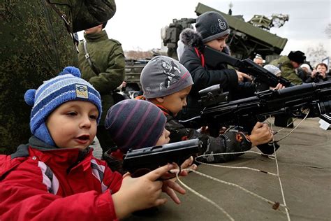 Crian As Seguram Em Armas Para Divulgar Ex Rcito Russo Not Cias