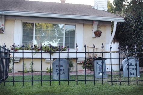 How To Make A Cheap Cemetery Fence For Halloween Ehow In 2020 Halloween Fence Halloween