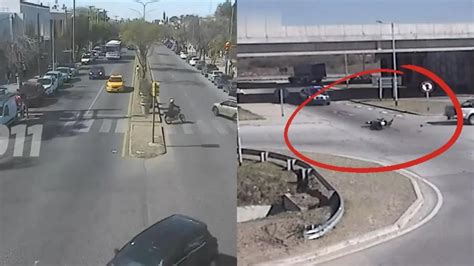 Vídeo La fuerte colisión de una moto contra una furgoneta al intentar