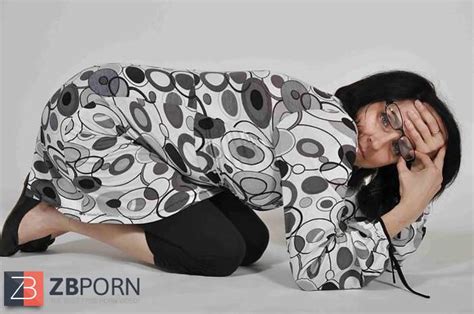 Thin Mature In Glasses ZB Porn