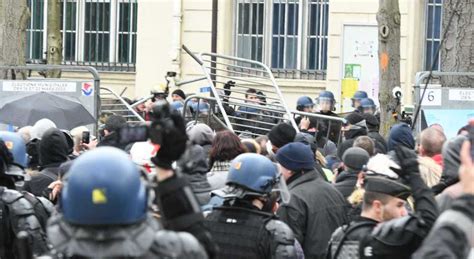 Gilet Gialli In Piazza Nonostante Il Coronavirus Scontri A Parigi 52