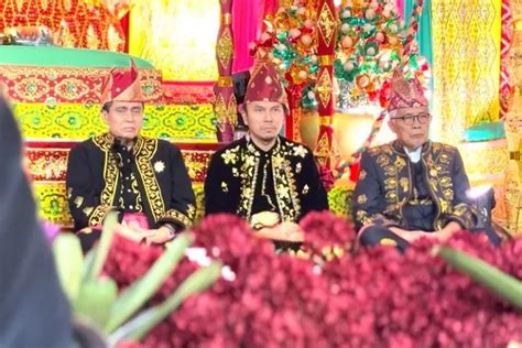 Gunakan Pakaian Adat Jambi Edi Purwanto Jadi Wakil Keluarga Di Nikahan