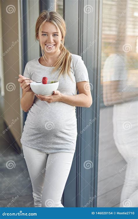 Gelukkige Gezonde Zwangere Jonge Blonde Vrouw Stock Foto Image Of Voeding Voedsel
