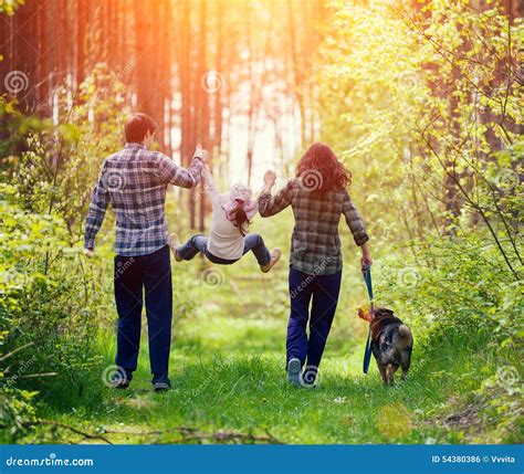 Famiglia Che Cammina Nella Foresta Fotografia Stock Immagine Di