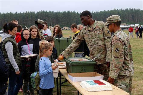 Dzieci z Domu Dziecka i terytorialsi z wizytą u żołnierzy US Army