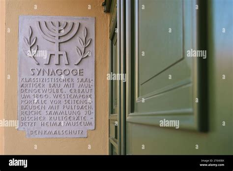 12 November 2023 Sachsen Anhalt Gröbzig Eine Steintafel am Eingang