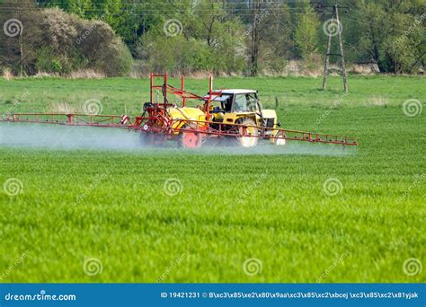 Trator Que Pulveriza O Campo Verde Imagem De Stock Imagem De