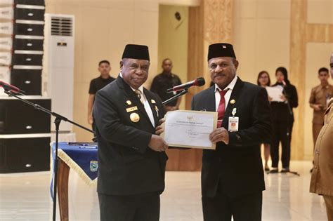 Pj Gubernur Ali Baham Lantik Yacob Fonataba Sebagai Pj Sekda Papua