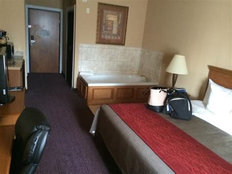 room with jacuzzi tub - Picture of Comfort Inn & Suites, Fredericksburg ...