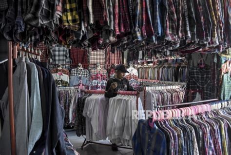 Pedagang Baju Bekas Impor Thrifting Di Pasar Cimol Gedebage Sepi