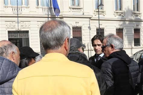 Reggio Calabria Sit In Di Protesta Degli Ex Lavoratori Avr A Piazza