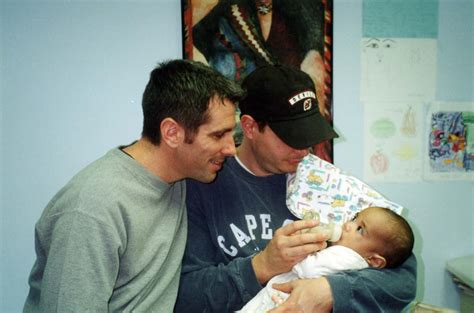 Il y a ans un couple gay retrouvait un bébé abandonné dans le métro et l adoptait ils