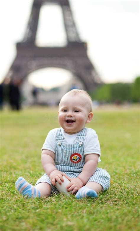 Petit Garçon Adorable S asseyant Sur L herbe Image stock Image du