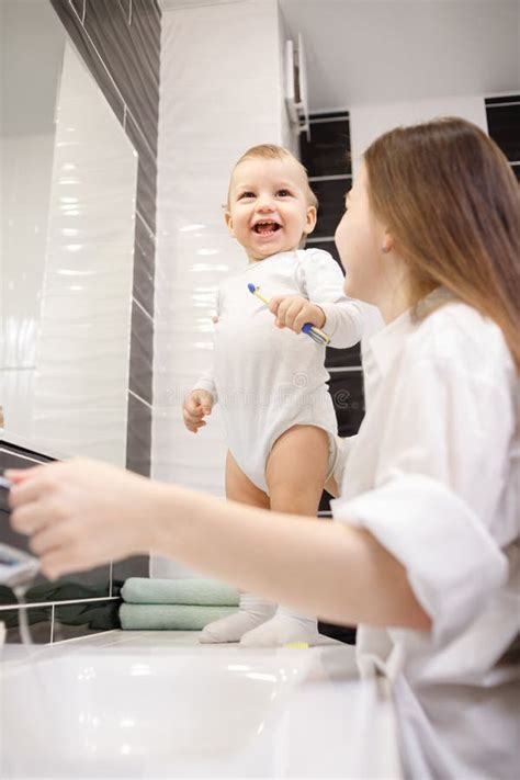 Madre Enseñando a Su Hijo Pequeño Cómo Lavarse Los Dientes En El Baño