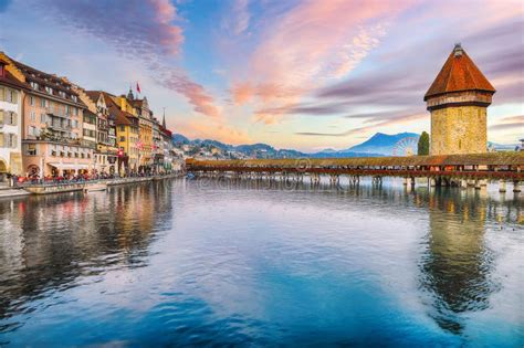 Impresionante Centro Histórico De Lucerna Con Edificios Famosos Y