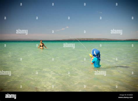 Mutter in bikini und sohn Fotos und Bildmaterial in hoher Auflösung Alamy