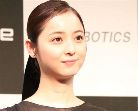 佐々木希、体のラインに沿ったグレーのタイトドレスで抜群のプロポーション披露「背筋伸びます」 芸能 日刊スポーツ