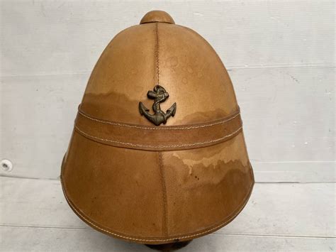 Casque Colonial Mdle 1886 cuir fauve antilope Ventes d antiquités