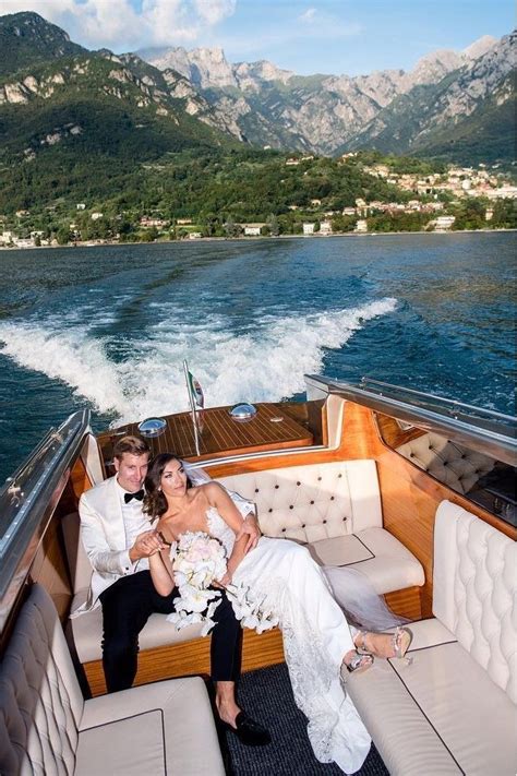 Listo Para Llegar A La Cena De Bodas En Barco De La Boda En El Lago