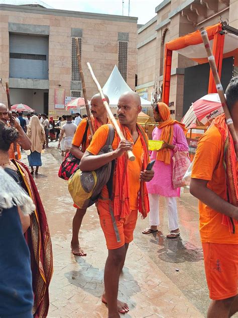 Devotees Standing In Long Queues And Hot Sun In Varanasi Showed Immense