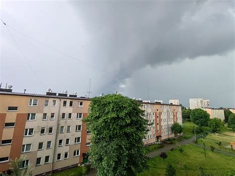 Grad podtopienia zalane ulice Nawałnice przeszły nad naszym regionem