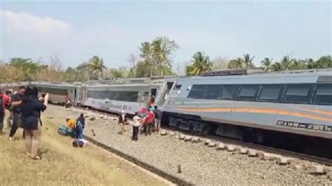 Foto Breaking News Kereta Argo Semeru Kecelakaan Di Kulon Progo