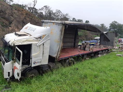 Carreta tomba e espalha latas para reciclagem na Régis Bittencourt em