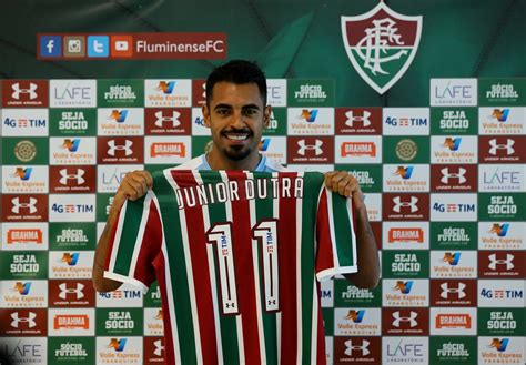 Op O Para O Ataque Junior Dutra Apresentado E Recebe A Camisa Do