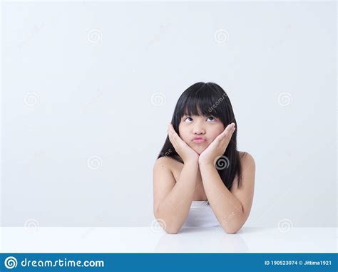 Portrait Du Sourire Heureux De Cette Petite Fille Photo Stock Image